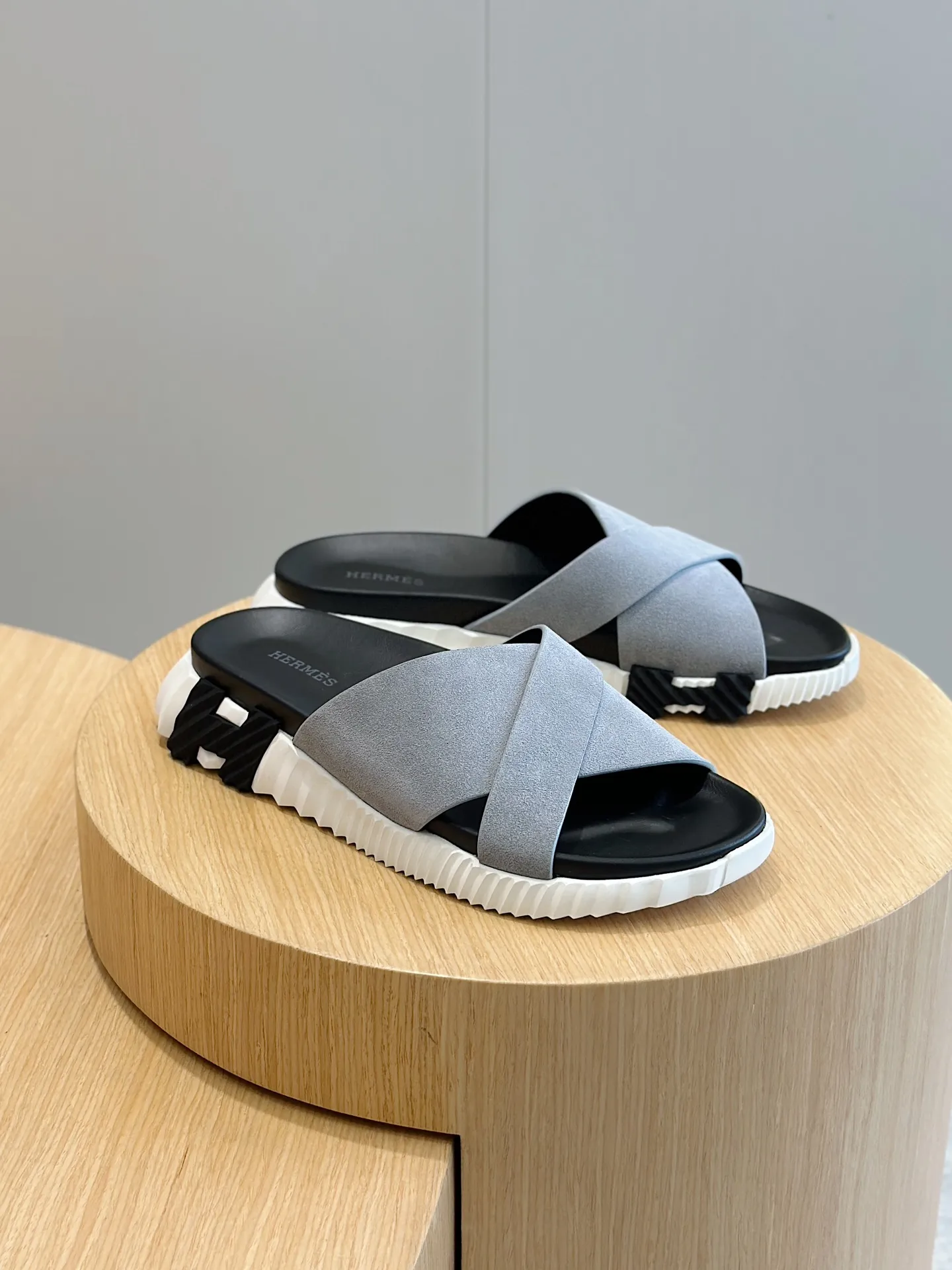 [HERMÈS] Top men's shoes 💰: 340💰 Size: 39-44 (38.45 46 custom-made) Herme*H Home Hermès Men's Sandals and Slippers - Original Replica Purchase the original version and make it one to one, the outsole is privately modeled, and the outsole color corresponding to each color is the same as the original version. Come to those who know the stuff 💪 The ultra-light soles are designed in contrasting colors, and they feel so comfortable on your feet! Calfskin, cowhide feet, private mold outsole.